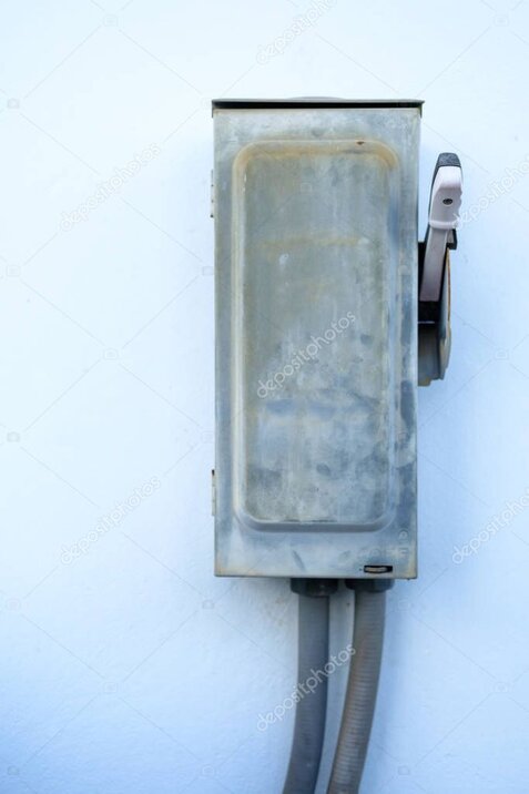 Electricista revisando tablero eléctrico residencial para seguridad