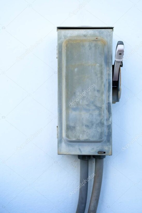 Electricista revisando tablero eléctrico residencial para seguridad