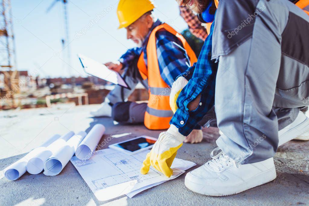 Coordinador revisando planos y avance de un proyecto eléctrico