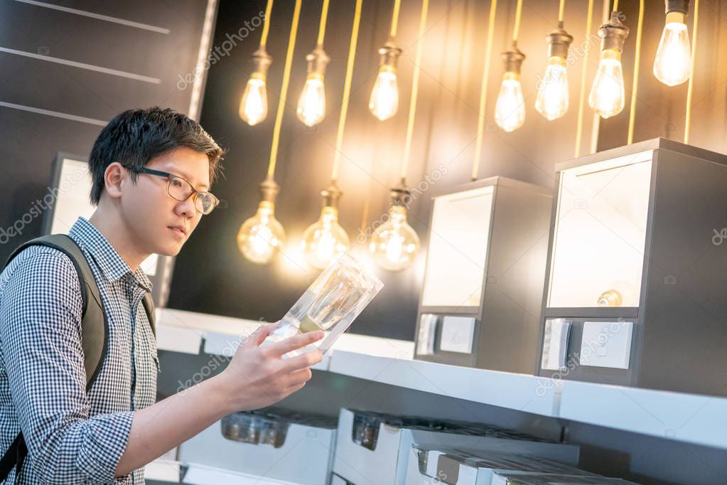 Técnico trabajando en instalación eléctrica industrial