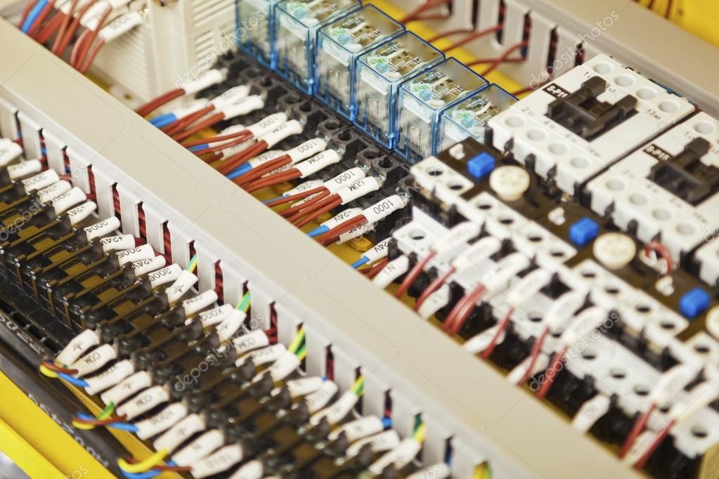 Tablero eléctrico con componentes industriales