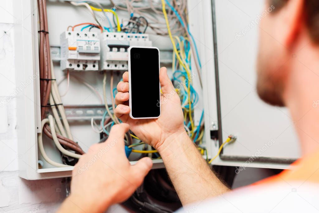 Electricista programando una visita de servicio eléctrico