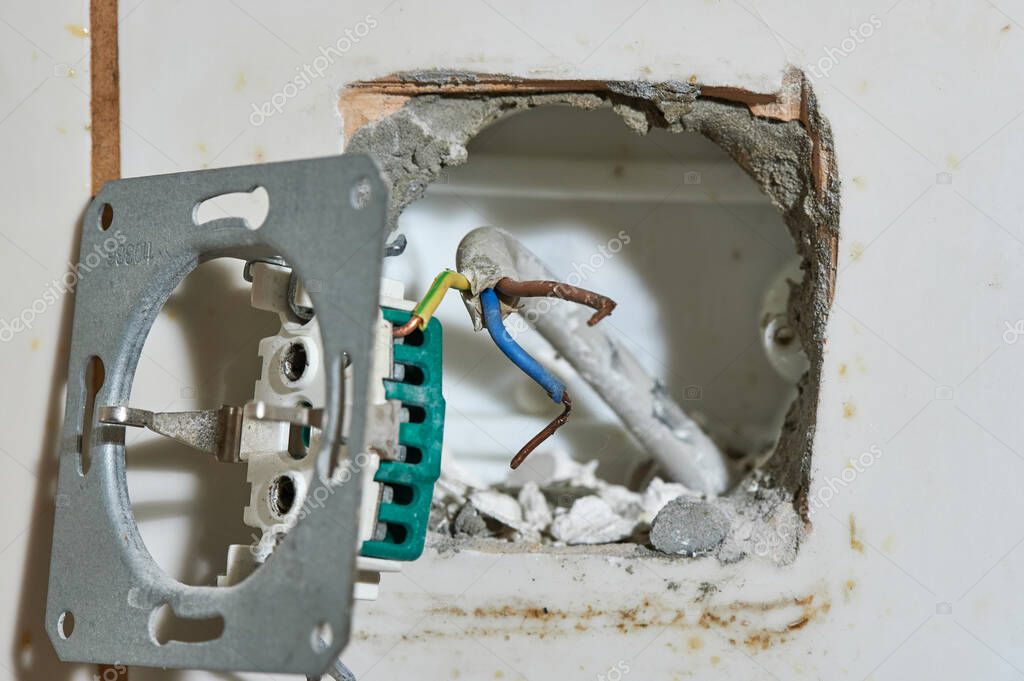 Cableado eléctrico viejo siendo reemplazado por instalación nueva