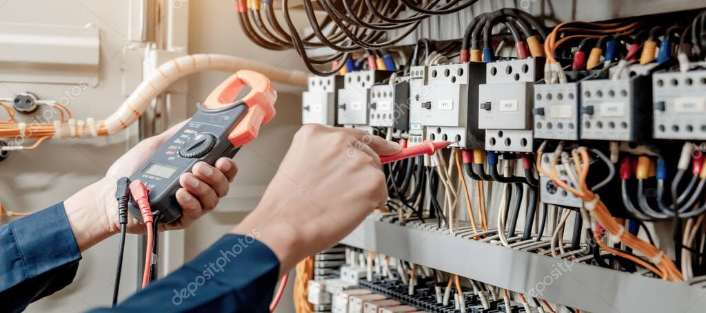 Técnico revisando instalación eléctrica en nave industrial
