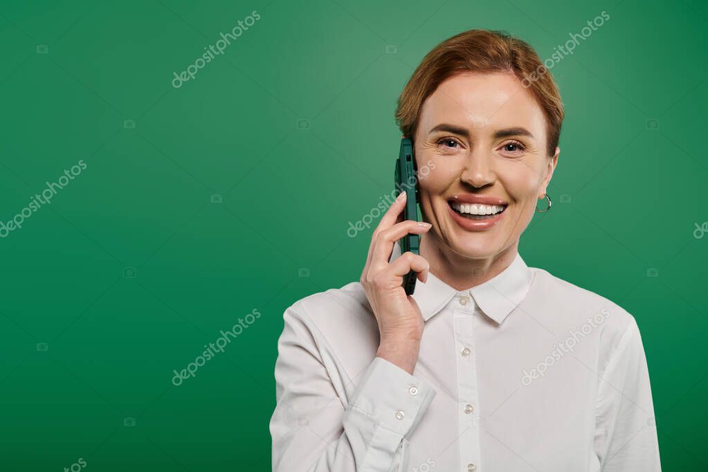 Personal de atención a clientes respondiendo llamadas en oficina