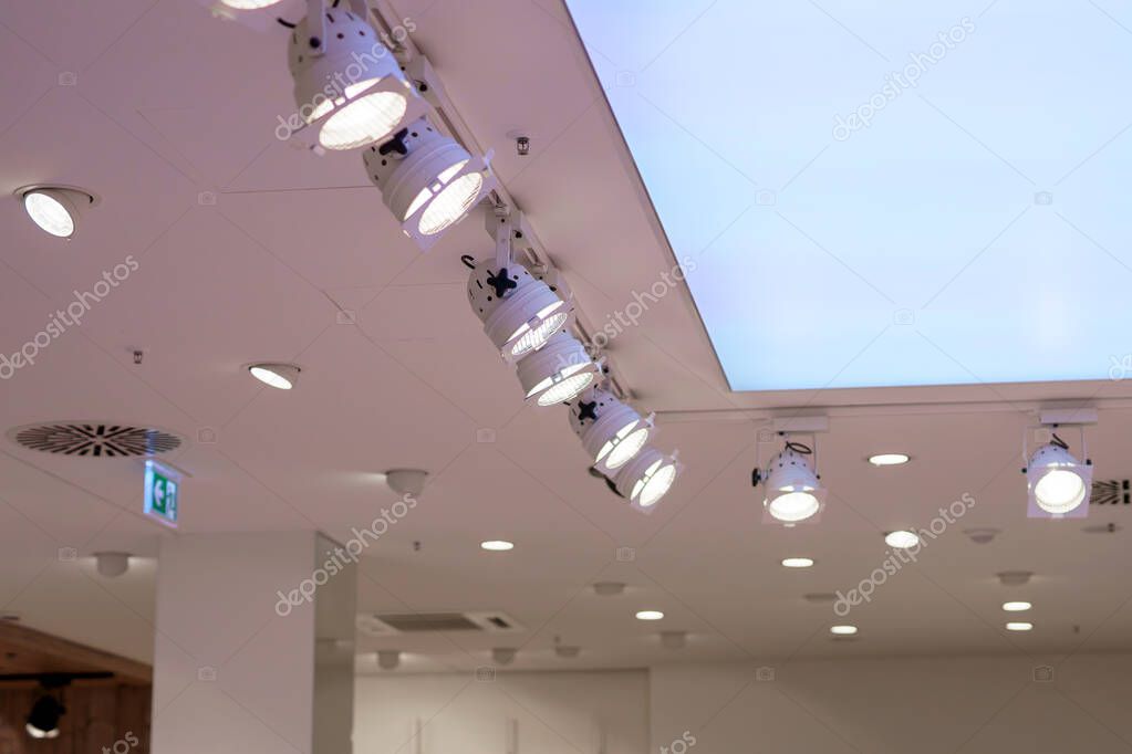 Instalación eléctrica en local comercial con iluminación encendida