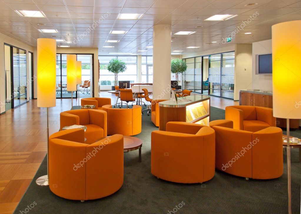 Oficina con instalación eléctrica comercial moderna