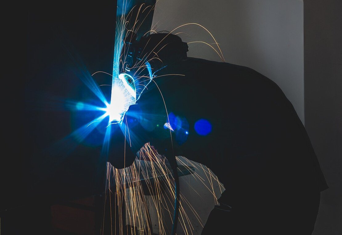 Caja eléctrica a prueba de explosión instalada en área industrial