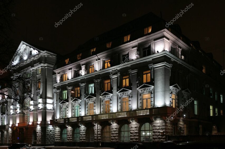 Fachada comercial iluminada con proyectores LED decorativos